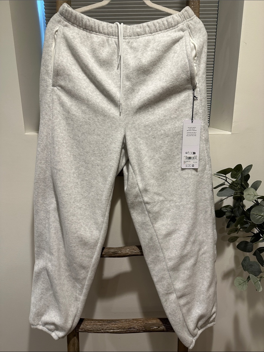 ALO Yoga White Heather Gray Polar Fleece Retreat Jogger